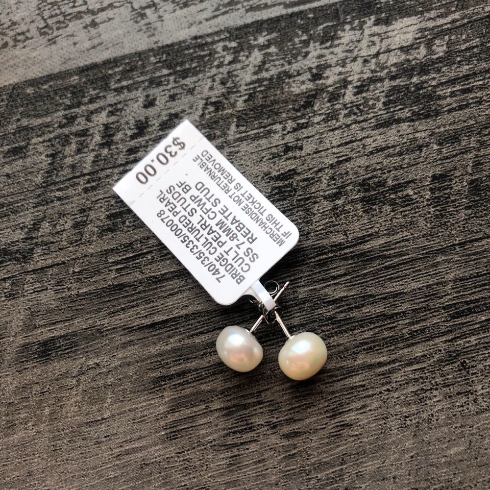 Pearl stud earrings NWT